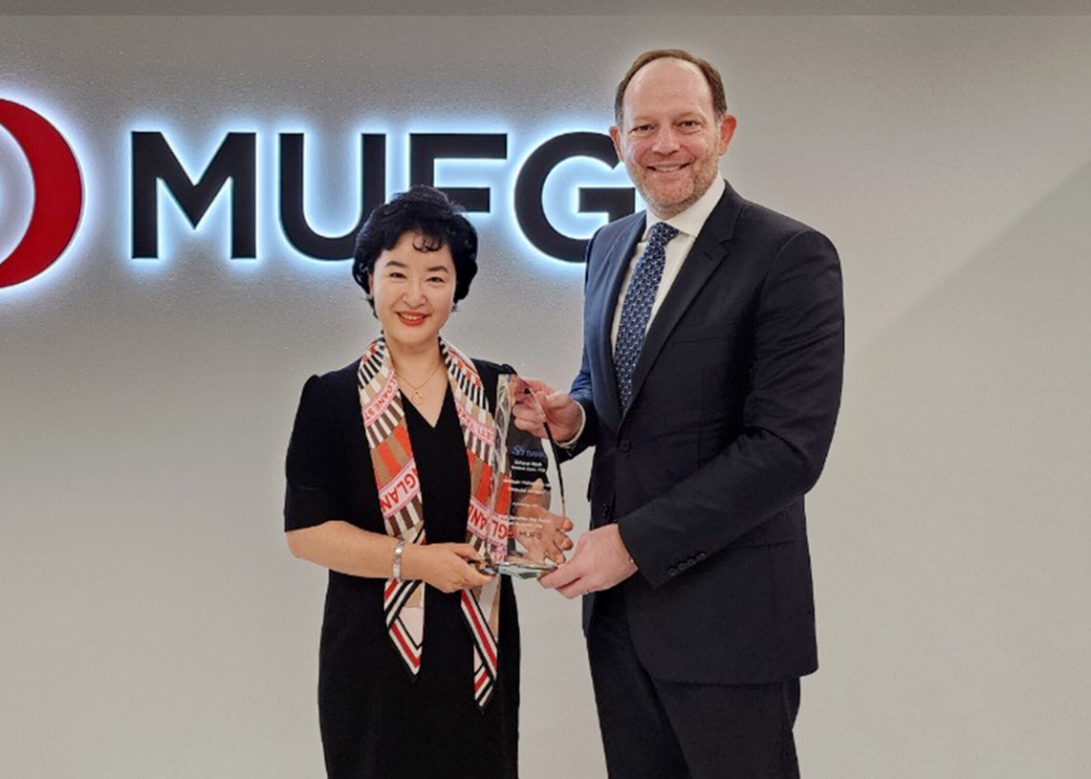 Sh수협은행 강신숙 은행장이 지난 11일부터 나흘간, 싱가포르를 찾아 취임 후 첫 해외 IR(투자설명회)를 진행했다. 강신숙 은행장은 코메르츠은행 아시아지역그룹 본부를 방문해 닉 존스튼 아시아지역그룹대표와 다양한 글로벌 IB사업에 대한 협력 방안을 논의하는 한편, 상호 이해증진에 기여한 공로로 감사패를 수여받았다. 사진은 IR 미팅을 마친 강신숙 은행장(왼쪽)과 닉 존스튼 대표가 기념촬영을 하는 모습. 사진=Sh수협은행