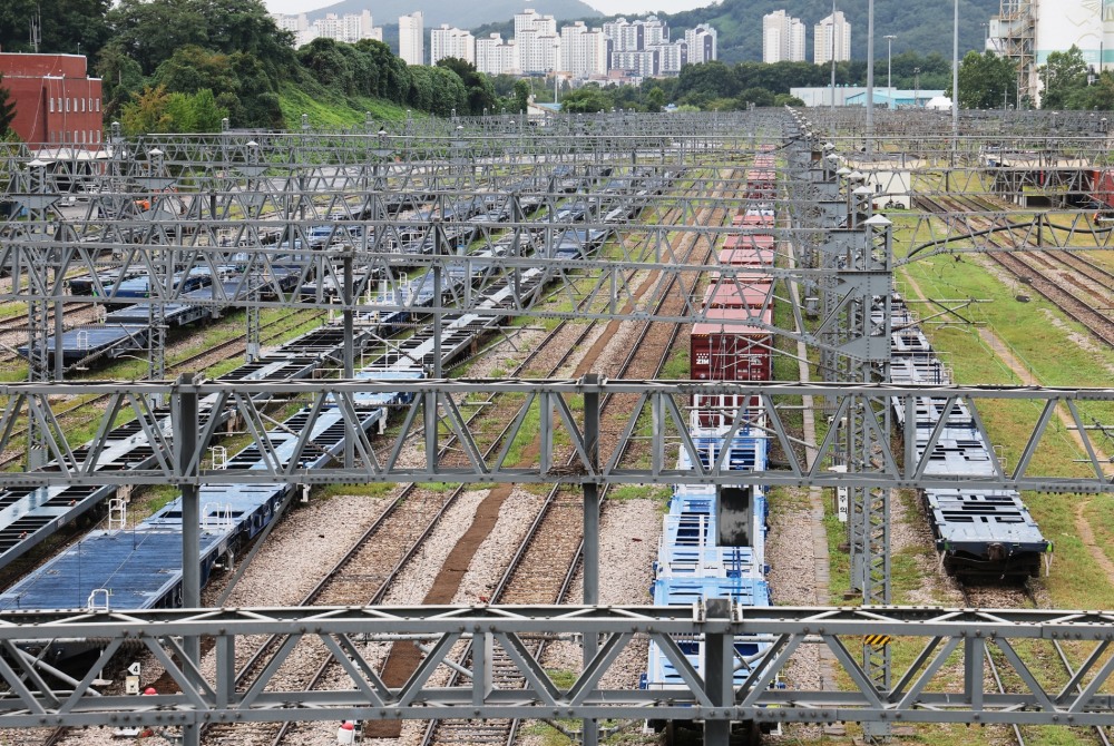 전국철도노동조합 총파업 이틀째인 지난 15일 경기도 의왕시 오봉역에 화물열차가 정차해 있다.(사진=연합뉴스)