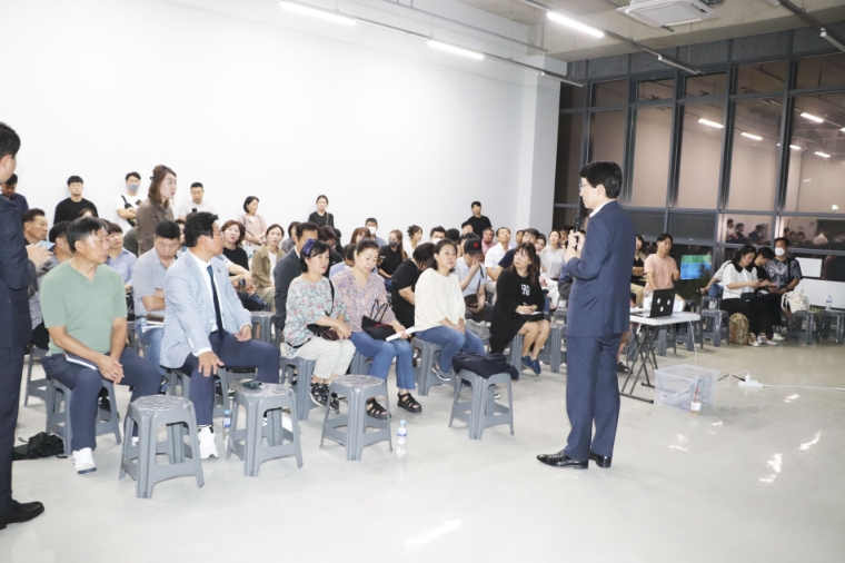 지난 13일 더불어민주당 김민철 의원이 의정부 고산지구 지식산업센터에서 입주자들과 간담회를 진행하고 있다. (사진=김민철 의원실)