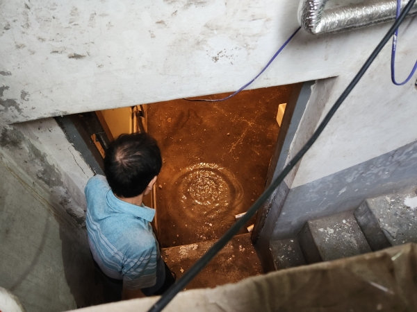 발파 작업으로 인하여 반 지하집에 가득찬 오염수