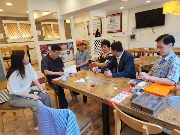 미추홀구청 담당 공무원과 김태계 구의원 오흥만 전구의원이 피해주민의 호소를 경청하고 있다.