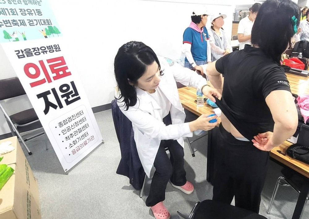 갑을장유병원 의료진이 지난 16일 김해시 장유무계천 일원에서 열린 ‘제1회 장유 1동 수변축제&걷기대회’ 행사에서 참가자를 돌보고 있다.(사진=KBI그룹)