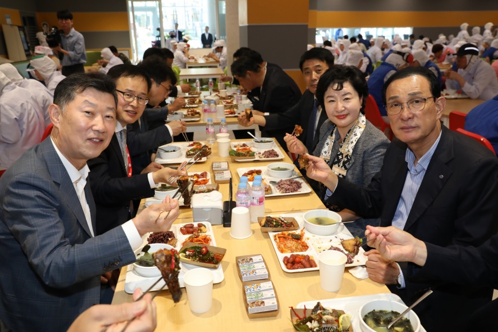 노동진 수협중앙회장(사진 가장 오른쪽)은 18일, 하림그룹사옥 구내식당에서 김홍국 하림그룹 회장(사진 가장 왼쪽)과 함께 수산물 시식행사를 열고 우럭구이, 전복미역국 등 수산물 특식을 시식하고 있다. (사진=수협중앙회)