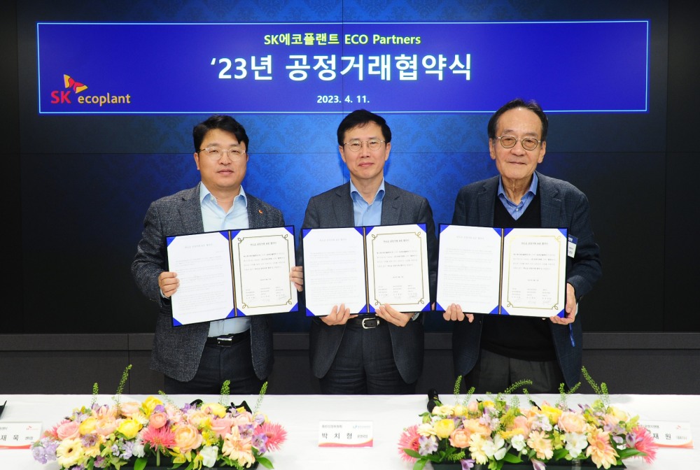 임재욱 SK에코플랜트 경영지원센터장(왼쪽), 박치형 동반성장위원회 운영처장(가운데), 최재원 외주 에코파트너스(SK에코플랜트 비즈파트너 협의체) 회장(오른쪽)이 공정거래 협약서를 들고 기념촬영을 하고 있는 모습.(사진=SK에코플랜트)