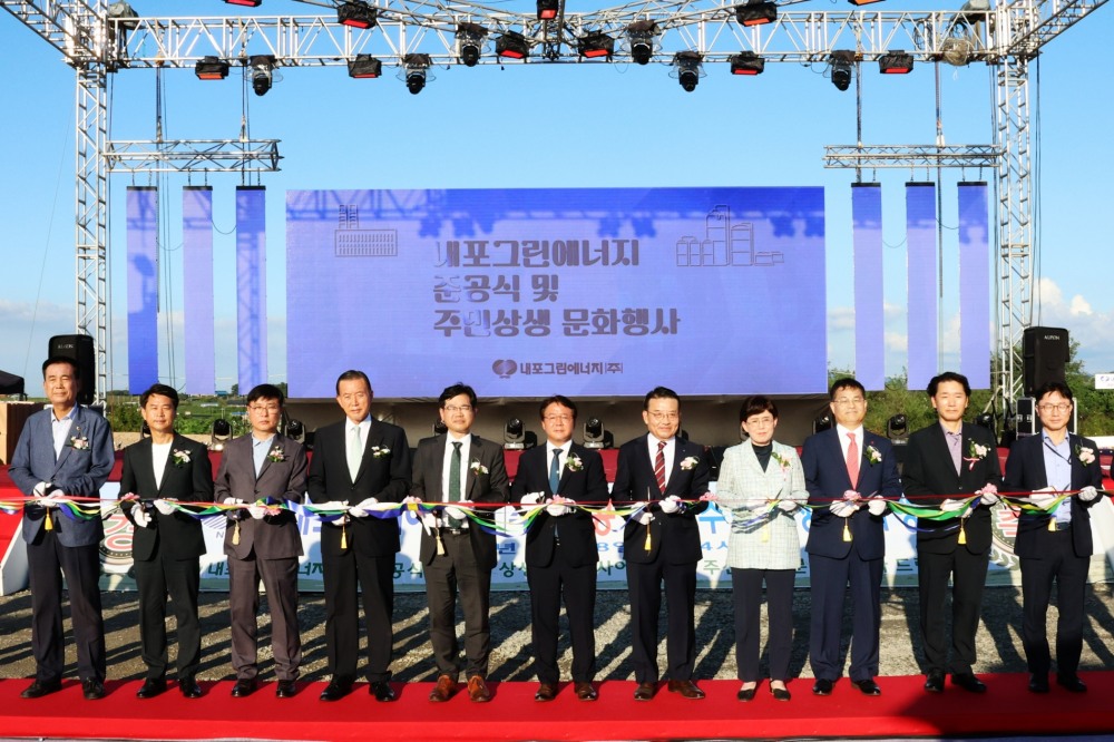 롯데건설 신치호 플랜트사업본부장(오른쪽에서 세 번째)을 비롯한 관계자들이 내포신도시 집단에너지시설 준공식을 진행 중이다.(사진=롯데건설)