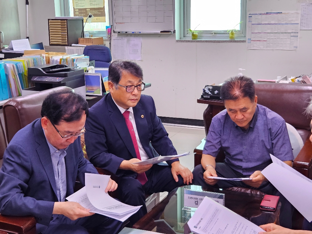 왼쪽부터 인천신보 전무수 이사장, 산업경제위원회 김대중 시의원, 남부종합시장 상인회장 조경배. 사진=인천신용보증재단