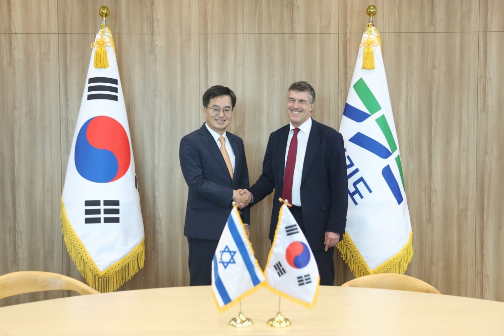 김동연 지사가 Akiva Tor 주한 이스라엘 대사와 기념촬영을 하고 있다.