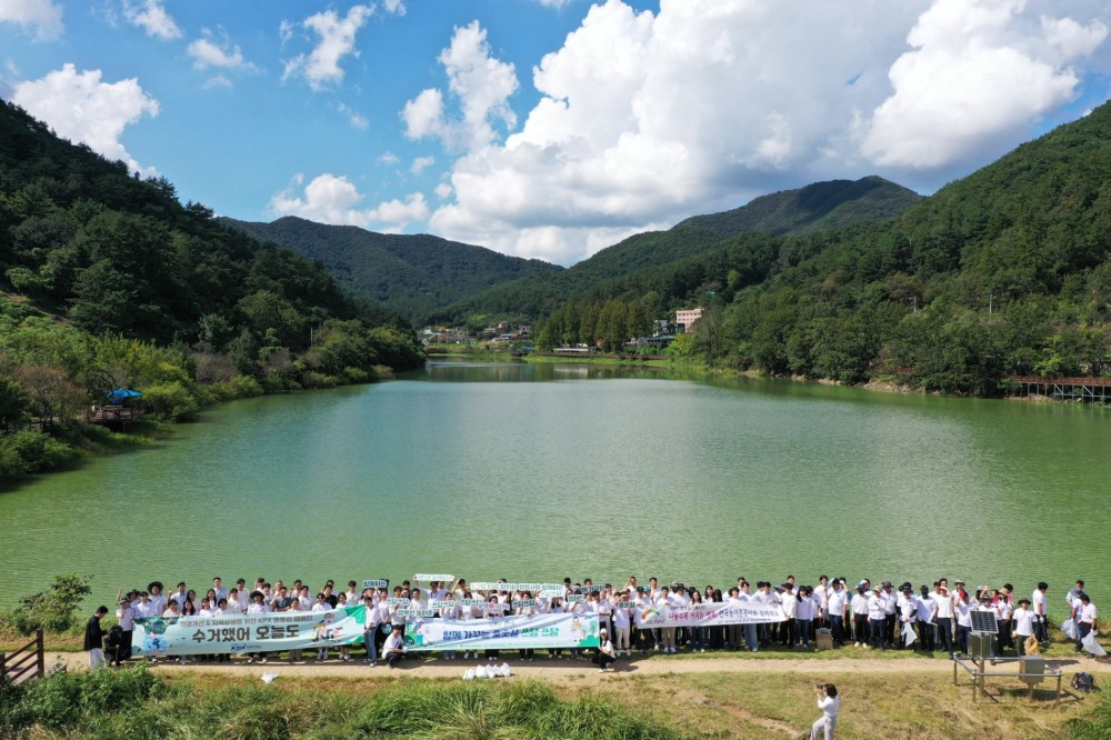 전력거래소가 지난 18일, 나주 한수제에서 시민, 협력사, 나주 혁신도시 이전 공공기관들과 함께 환경정화 캠페인 및 쓰레기 수거 활동에 동참했다.(사진= 전력거래소)