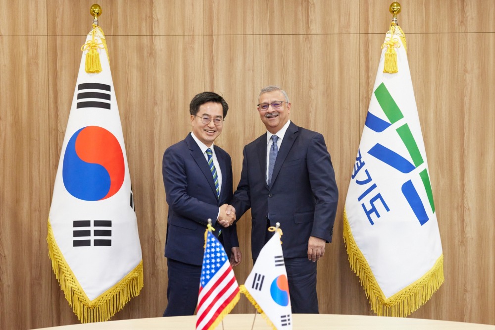 린데 CEO와 면담 후 기념촬영을 하고있다.