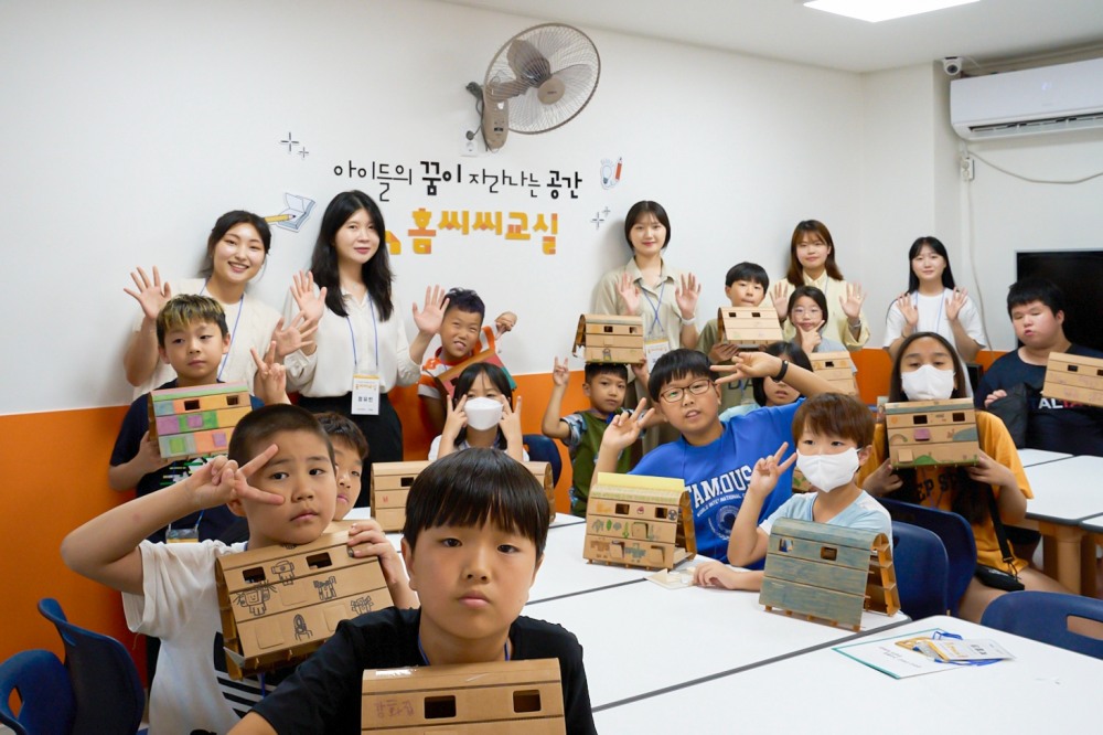 지난 20일 인천광역시 서구에 위치한 아동복지시설인 홈씨씨교실에서 아동들이 친환경 교육을 마치고 기념촬영을 하고 있다.(사진=KCC글라스)