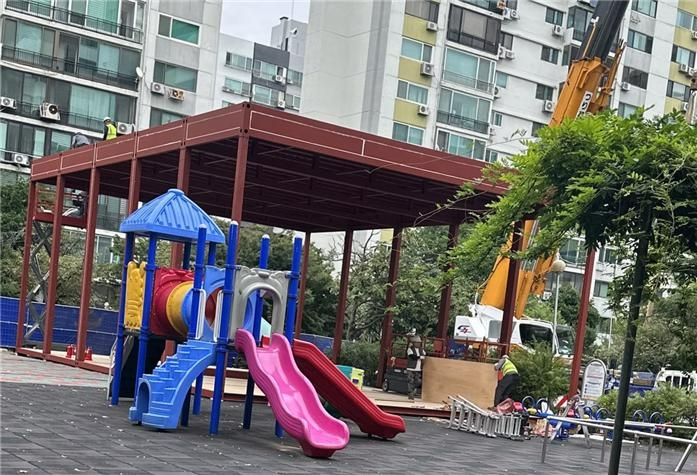 여의도한양아파트 놀이터의 현대건설 홍보관 축조 현장.(사진=독자)