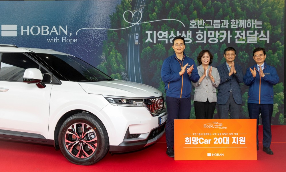 (오른쪽부터) 호반그룹 김선규 회장, 대전 유성구노인복지관 류재룡 관장, 강릉 시니어클럽 김미영 관장, 호반그룹 김대헌 기획총괄사장.(사진=호반그룹)