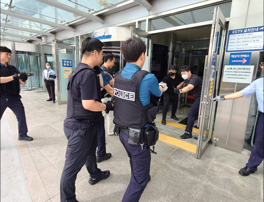 경륜경정총괄본부 직원과 경찰이 합동으로 흉기난동 상황을 가정하여 흉악범과 대치하는 위기상황 대응 합동훈련을 하고 있다. (사진=국민체육진흥공단)