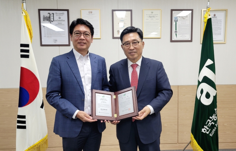 aT, K-푸드 수출확대 공로로 말레이시아 바이어에 감사패 수여