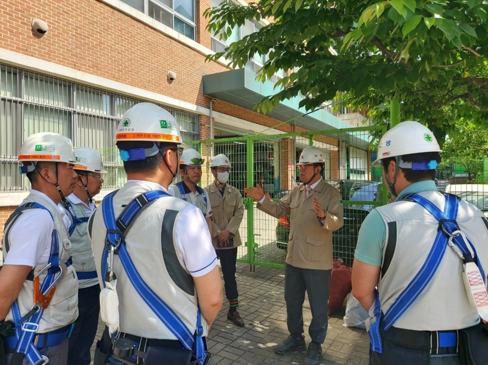 최양환 대표이사가 현장을 점검하고 있다.(사진=부영그룹)