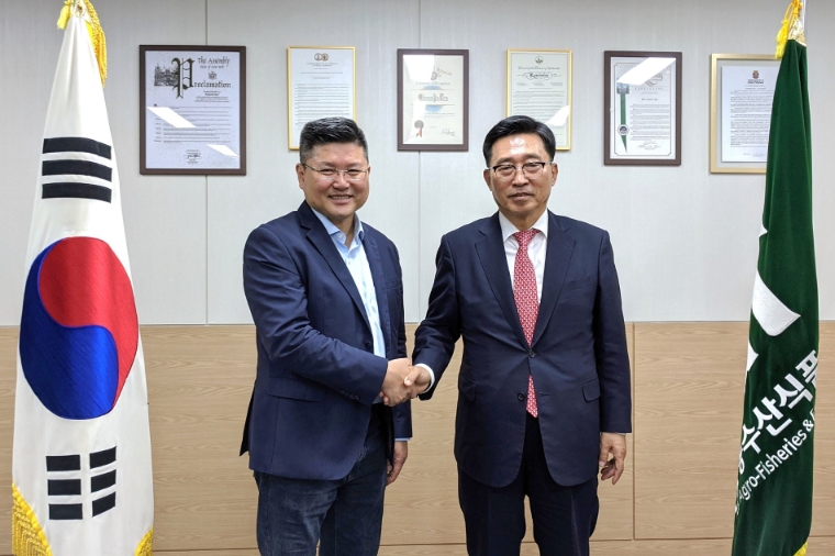 aT, 퓰리처상 2회 수상 강형원 기자와 김치·저탄소 식생활 가치 확산 논의