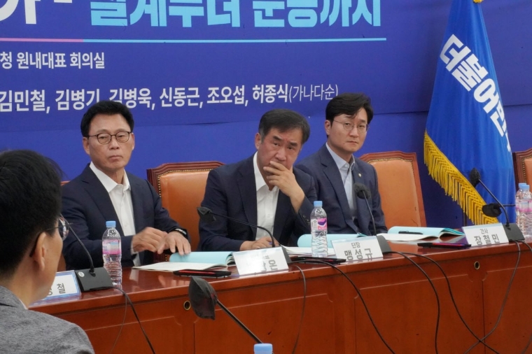 더불어민주당 부실시공 아파트 안전대책 TF 단장인 맹성규 의원(가운데) 등은 지난 8월 31일 ‘대한민국 안전한 건축 가능한가’를 주제로 간담회를 진행하고 있다. (사진=맹성규 의원실)