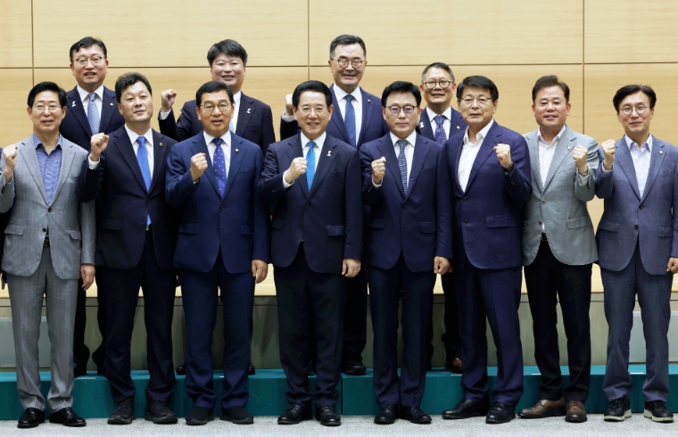 지난 9월 11일 전남도청 왕인실에서 열린 2023 더불어민주당-전라남도 예산정책협의회에서 김영록 도지사, 서삼석 의원(오른쪽에서 세번째) 등 참석자들이 기념 촬영을 하고 있다. (사진=연합뉴스)