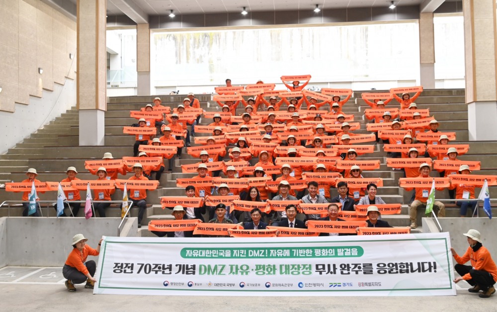 2기 출정식 참석인사들이 기념촬영을 하고있다.