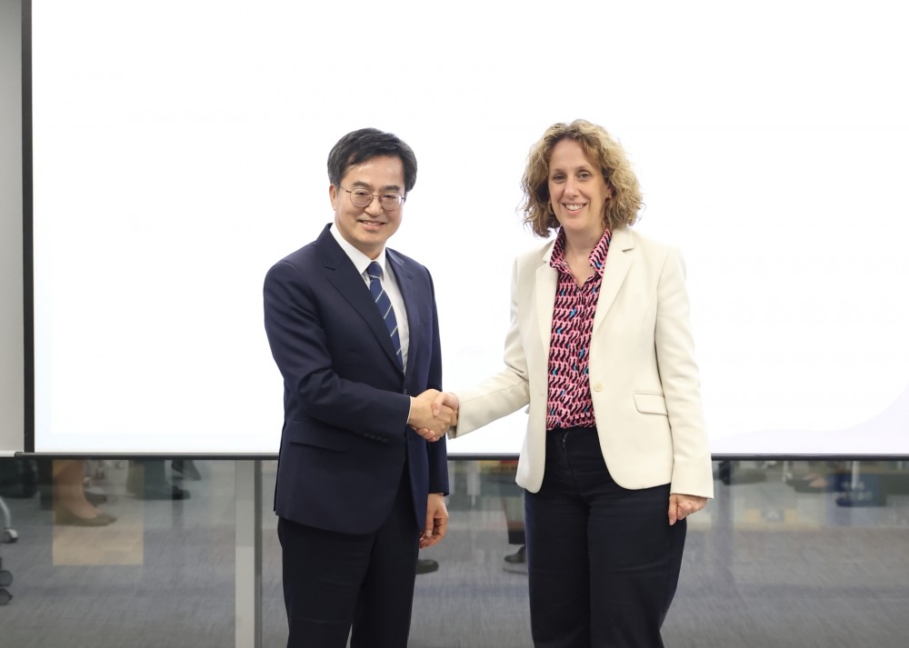 김동연 지사와 헬렌 클락슨 더 클라이밋그룹 대표가 기념촬영을 하고 있다.