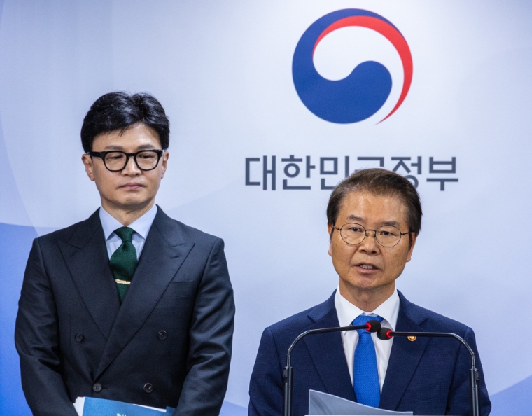 이정식 고용노동부 장관(오른쪽)과 한동훈 법무부 장관이 지난 달 25일 오후 서울 종로구 정부서울청사에서 임금 체불 근절 관련 고용노동부·법무부 합동 담화문을 발표하고 있다. 사진=연합뉴스