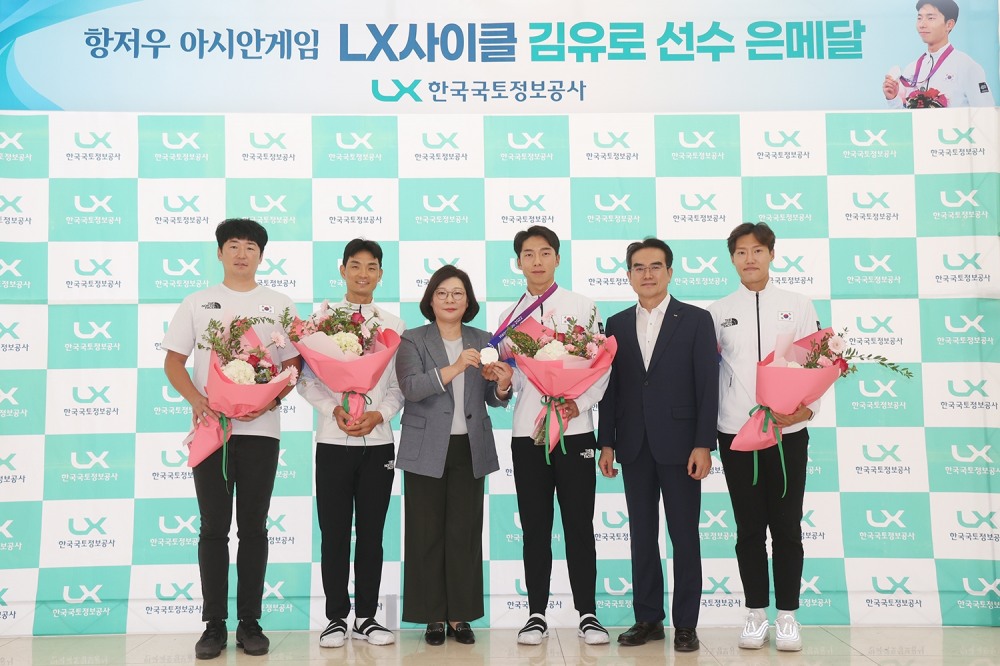‘제19회 황저우 아시안게임’ 사이클 남자 메디슨에서 은메달은 수상한 김유로 선수 환영식이 10일, LX한국국토정보공사 본사에서 열린 가운데 오애리 지적사업본부장, 김유로 선수, 방성배 경영지원본부장, 장선재 감독(왼쪽 세 번째부터)이 기념촬영을 하고 있다. 왼쪽과 왼쪽 두 번째는 우승국 메카닉, 박상홍 선수.(사진=LX공사)