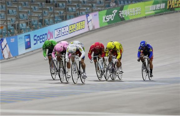 광명스피돔에서 개최된 2022년 제26회 일간스포츠배 대상경륜 결승전에서 선수들이 질주하고 있다. (사진=국민체육진흥공단)