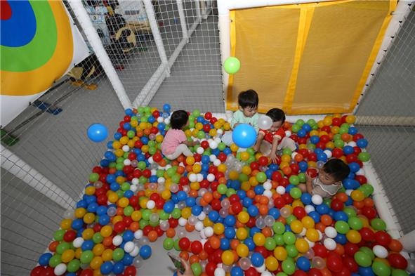 광명스피돔 키즈파크 볼풀장에서 아이들이 즐겁게 놀고 있다.(사진=국민체육진흥공단)