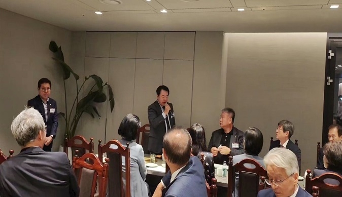 박준희 부회장이 17일 오후 서울 강남구 삼원가든에서 열린 민주평통 서울강남구협의회 제21기 임원진 상견례에서 인사말을 하고 있다.(사진제공=아이넷방송)