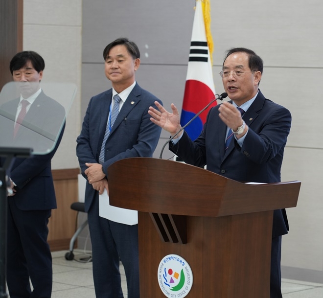 하윤수 교육감이 19일 오후 2시 기자회견을 열고 실질적인 학교 업무경감을 위한 ‘학교행정지원청’을 내년 1월부터 운영한다고 밝히고 있다.(사진제공=부산교육청)