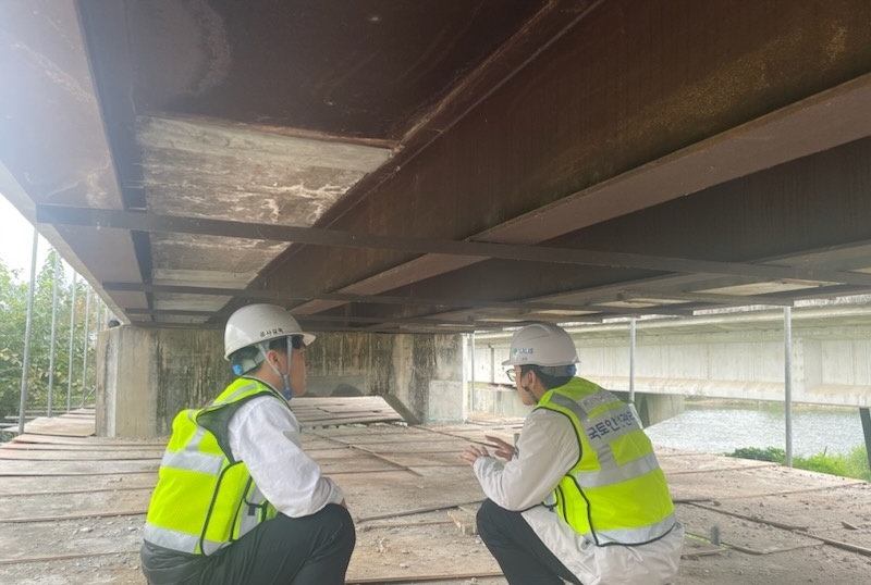 경북 예천군 한천교 현장에서 컨설팅 중인 모습.(사진= 국토안전관리원)