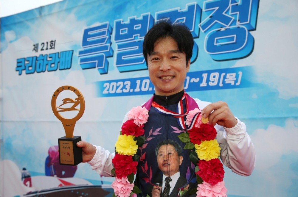 제21회 쿠리하라배에서 우승한 심상철 선수가 트로피를 들고 기뻐하고 있다. (사진=국민체육진흥공단)