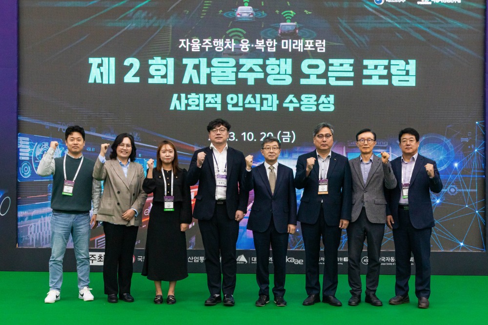 한국교통안전공단 자동차안전연구원 엄성복 원장(우측에서 세 번째)과 패널토론에 참석한 전문가들이 기념사진을 찍고 있다.(사진=한국교통안전공단)