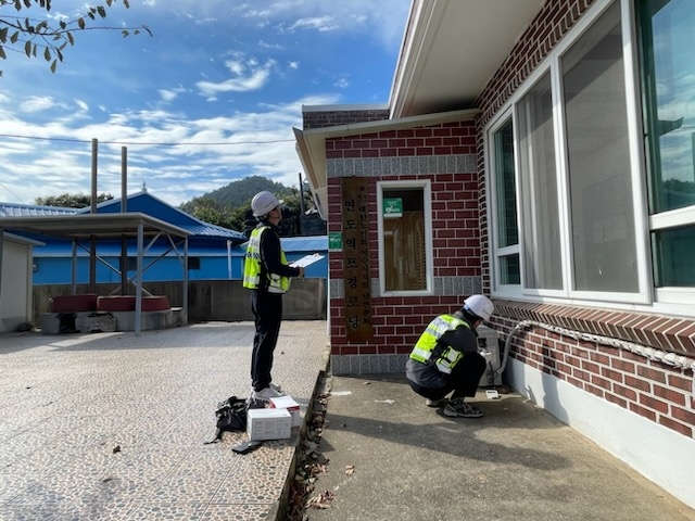 여수시 남면 연도역포경로당의 외관상태 및 전기시설을 점검 중인 모습.(사진=국토안전관리원)