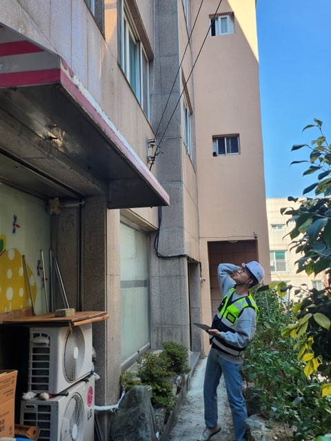 부산대 참여학생이 부산시 소재 어린이집 외벽균열을 점검중인 모습.(사진=국토안전관리원)