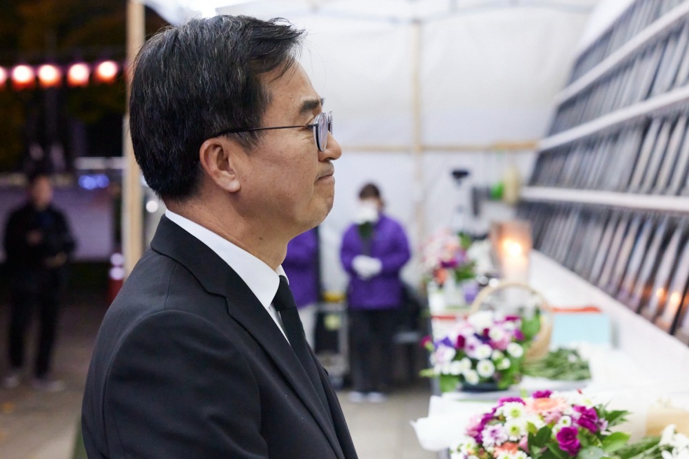 이태원 참사 희생자 합동분향소에서 김동연 지사가 10.29 이태원참사 희생자를 추모 하고 있다.