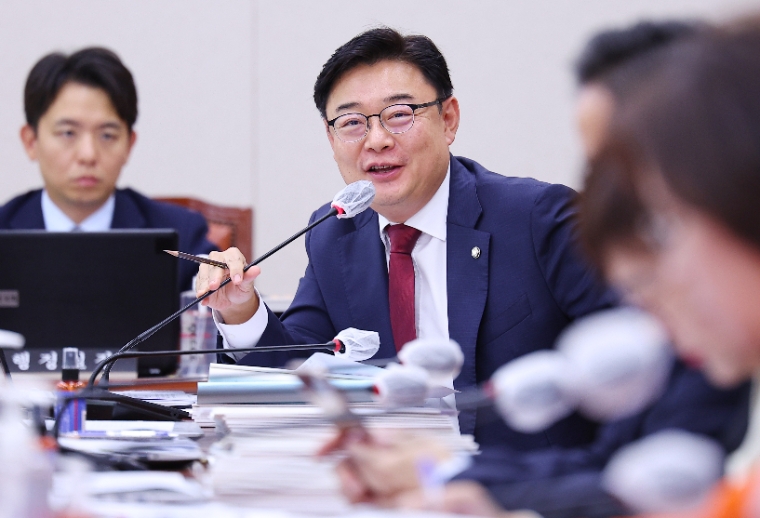 지난 13일 국회에서 열린 국회 산업통상자원중소벤처기업위원회의 국정감사에서 국민의힘 김성원 의원이 질의하고 있다. (사진=연합뉴스)