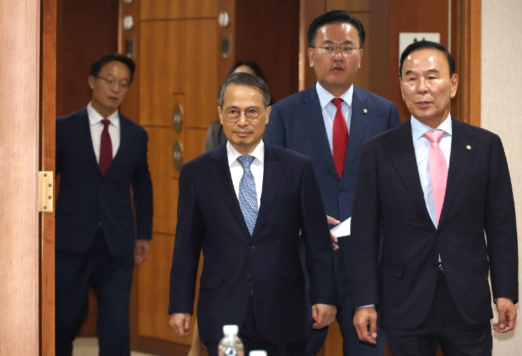 박덕흠 국회 정보위원장(오른쪽)과 김규현 국가정보원장(왼쪽) 등이 1일 내곡동 국정원에서 열린 국회 정보위 국정감사를 위해 입장하고 있다. (사진=연합뉴스)