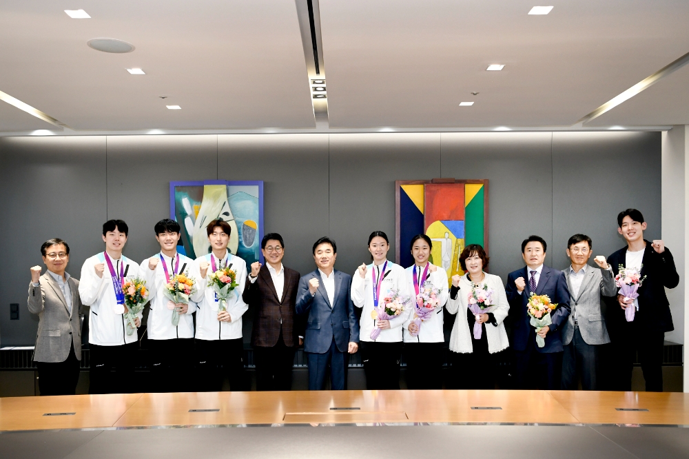 삼성생명 스포츠단 선수들이 2일 오전 서초사옥 삼성생명 본사에서 열린 축하행사에 참석해 기념촬영을 하고 있다. 사진=삼성생명