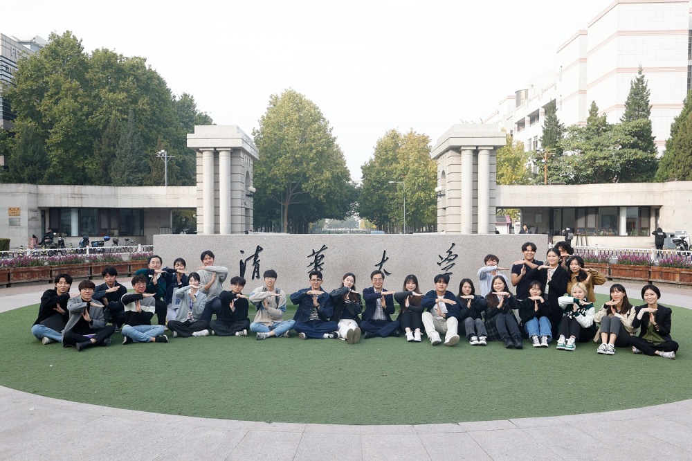 칭화대 한국 유학생회 간담회 후 기념촬영을 하고있다.