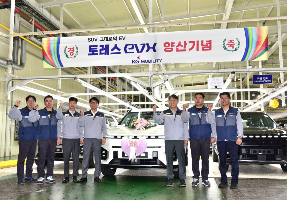 왼쪽부터 3번째 곽재선 회장, 4번째 정용원 대표이사, 2번째 노동조합 선목래 위원장.(사진=KG 모빌리티)