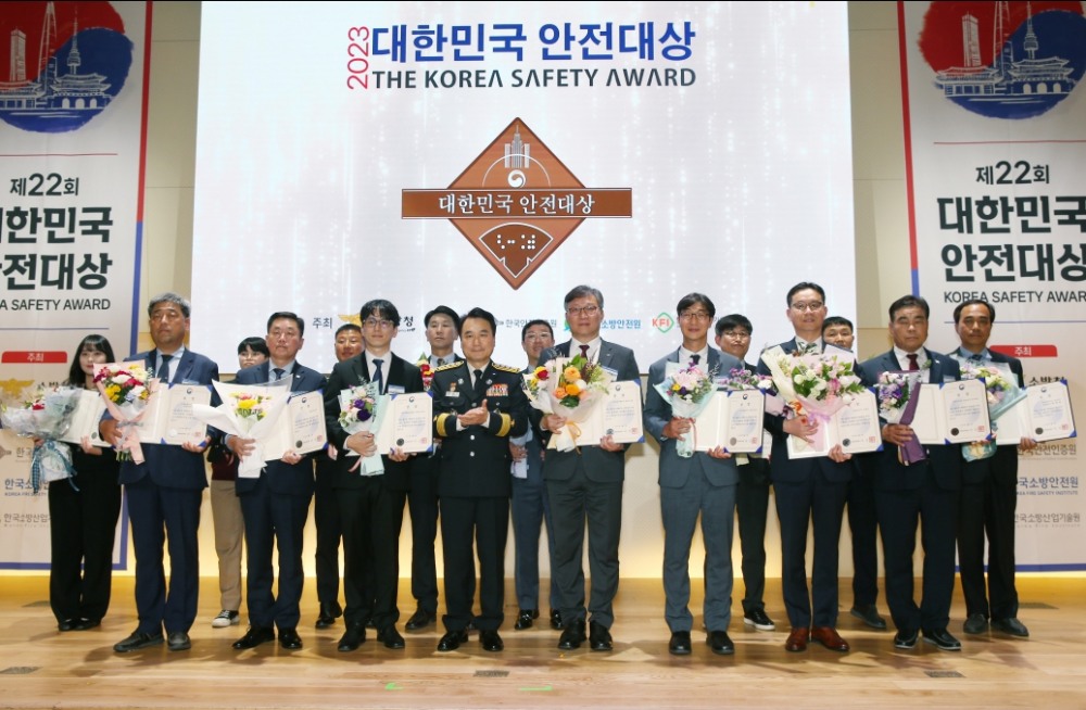 대한민국 안전대상 시상식에서 이홍복 경륜경정총괄본부장(앞선 좌측 5번째), 남화영 소방청장(좌측 4번째)을 비롯한 수상기업(자)들이 단체 기념사진을 촬영하고 있다. (사진=국민체육진흥공단)