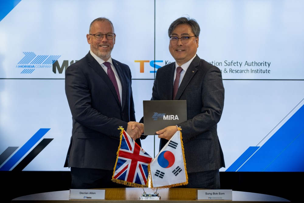 한국교통안전공단 자동차안전연구원 엄성복 원장(오른쪽)과 HORIBA MIRA 대표이사 Declan Allen(왼쪽)이 업무협약 체결 후 기념사진을 찍고 있다.(사진=한국교통안전공단)