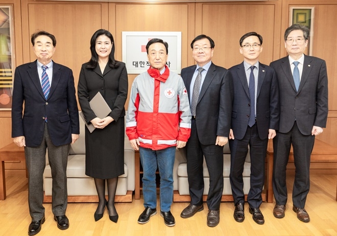 김철수 대한적십자사 회장이 지난 6일 적십자 사업발전 자문 및 정책수립 지원을 위한 회장 특별보좌역을 위촉한 뒤 기념촬영을 하고 있다. (사진 왼쪽부터 임배만 병원사업 특보, 문혜정 홍보사업 특보, 김철수 대한적십자사 회장, 맹호영 혈액 및 보건사업 특보, 이상천 대한적십자사 사무총장, 문영수 적십자의료원장).(사진제공=대한적십자사)