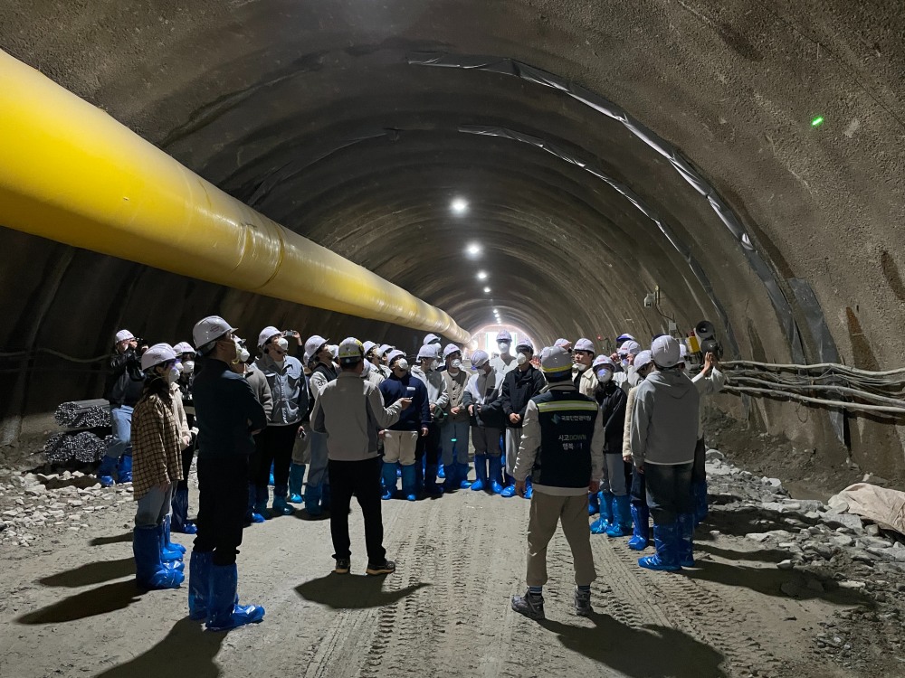 호남고속철도 2단계 5공고 건설현장에서 터널 공법에 대해 설명을 듣는 모습. (사진=국토안전관리원)