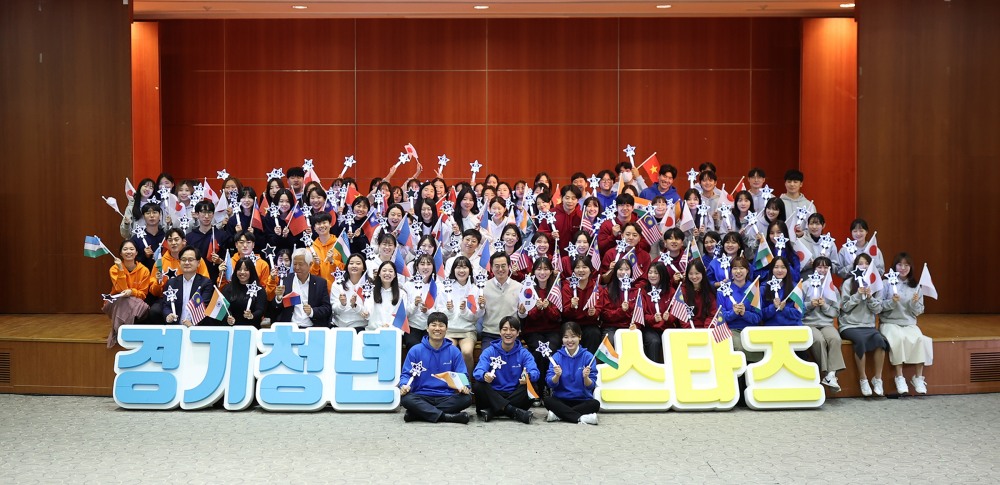 경청 스타즈 발대식 참석인사들이 기념촬영을 하고있다.