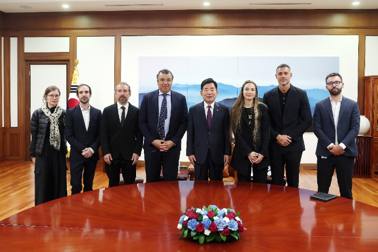 김진표 의장, 2023 힌츠페터 국제보도상 수상자들과 차담