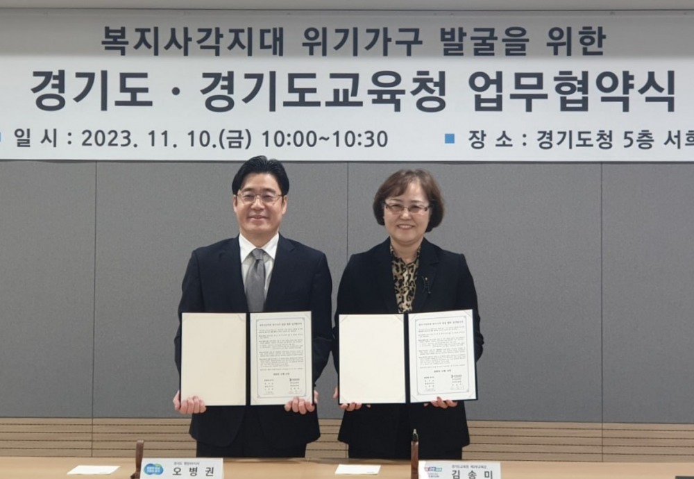 업무협약 체결 후 기념촬영을 하고있다.