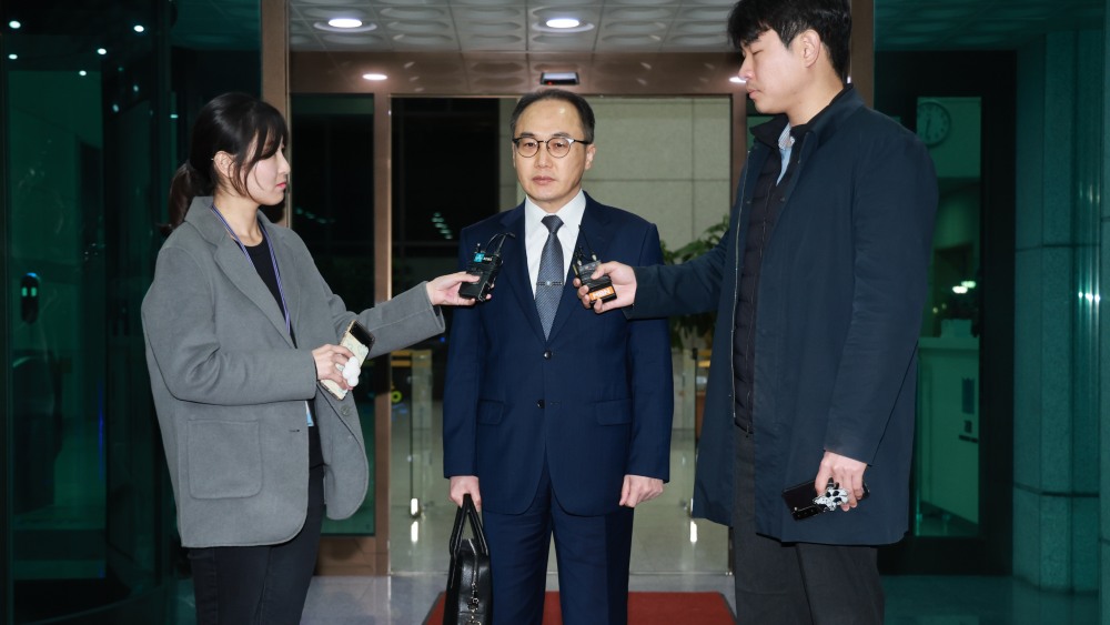 이원석 검찰총장이 지난 9일 오후 서울 서초구 대검찰청에서 퇴근하며 더불어민주당이 손준성 대구고검 차장검사, 이정섭 수원지검 2차장검사 등 검사 2명에 대한 탄핵소추안 발의 입장을 밝히고 있다.(사진=연합뉴스)