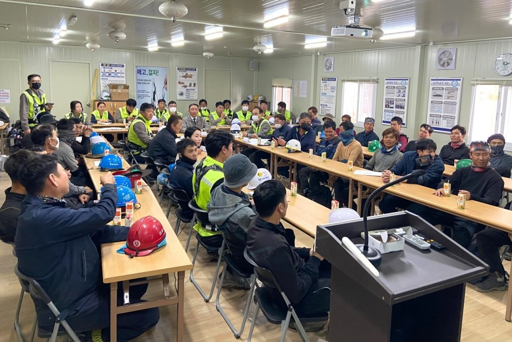 외국인 근로자 품질시공 및 안전 교육 모습.(사진=반도건설)